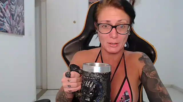 Snapshot of CrisBathoryxxx chatting on March 1, 8:13 am CrisBathoryxxx online show from March 1, 8:13 am