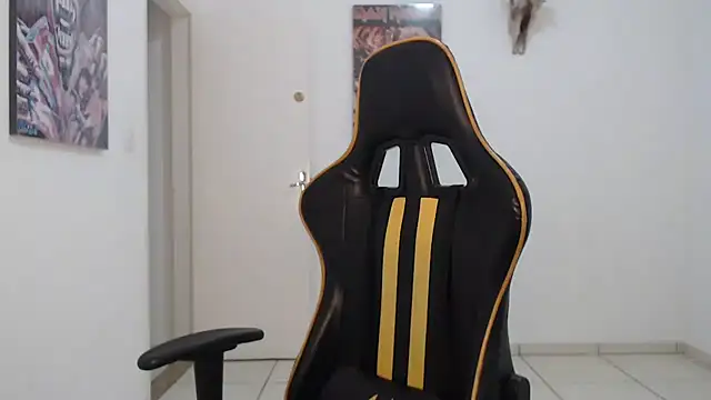 Snapshot of CrisBathoryxxx chatting on March 15, 12:58 am CrisBathoryxxx online show from March 15, 12:58 am