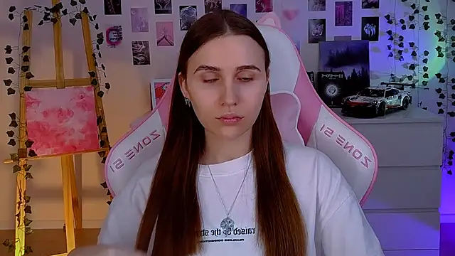 Snapshot of AliceCharmy chatting on February 3, 10:25 am AliceCharmy online show from February 3, 10:25 am