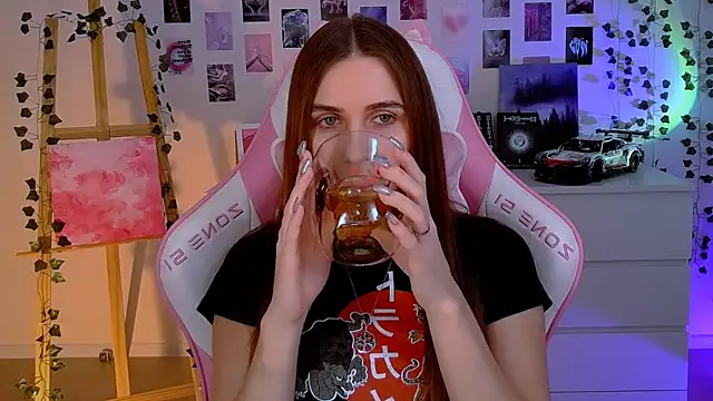 Snapshot of AliceCharmy chatting on February 5, 10:08 am AliceCharmy online show from February 5, 10:08 am