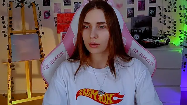 Snapshot of AliceCharmy chatting on February 19, 4:44 pm AliceCharmy online show from February 19, 4:44 pm