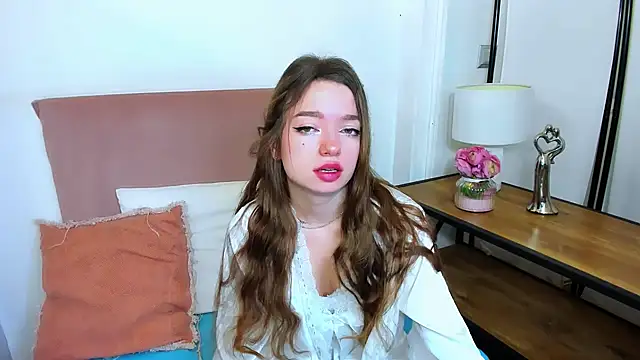 GraceLips online show from March 4, 8:35 am