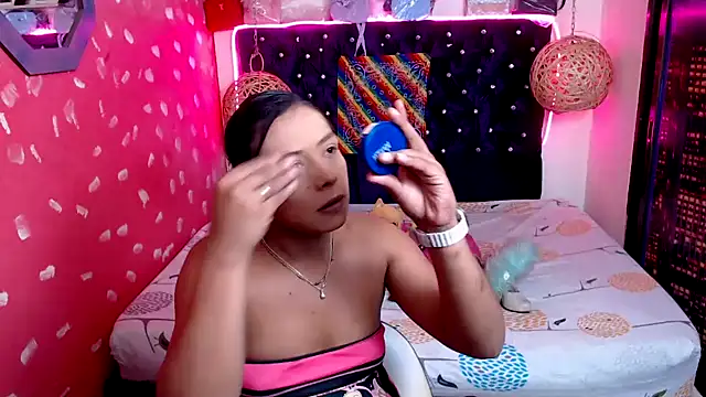 Snapshot of EmilyTsSweet chatting on February 5, 2:48 pm EmilyTsSweet online show from February 5, 2:48 pm