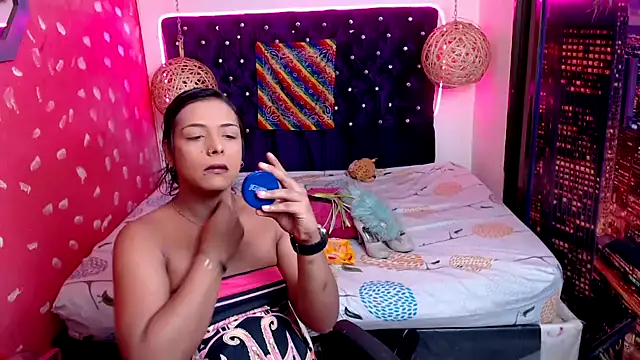 Snapshot of EmilyTsSweet chatting on February 19, 2:44 pm EmilyTsSweet online show from February 19, 2:44 pm