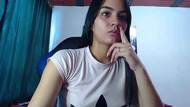 Snapshot of Ariel_Zeo1 chatting on February 5, 7:10 pm Ariel Zeo1 online show from February 5, 7:10 pm