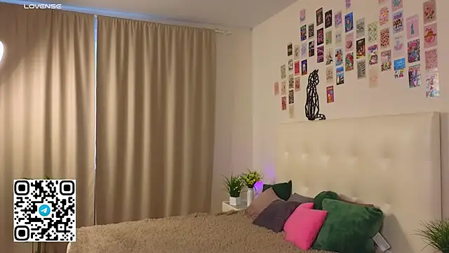 Snapshot of oliviabr0wn0 chatting on October 5, 2:32 am oliviabr0wn0 online show from October 5, 2:32 am