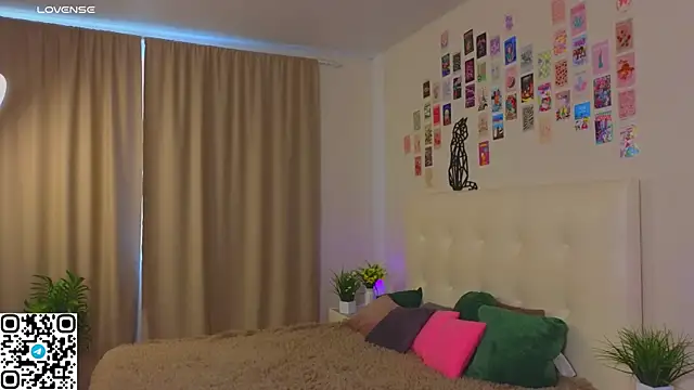 Snapshot of oliviabr0wn0 chatting on October 18, 2:14 am oliviabr0wn0 online show from October 18, 2:14 am