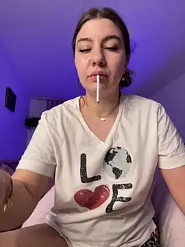 xqueenyasmine online show from December 10, 11:40 pm