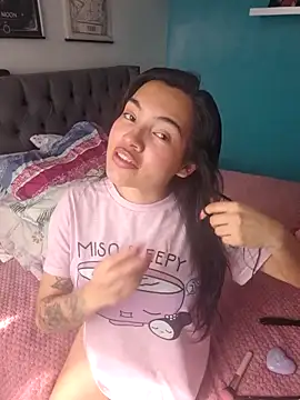 Snapshot of lauvelez__ chatting on February 4, 2:34 pm lauvelez online show from February 4, 2:34 pm