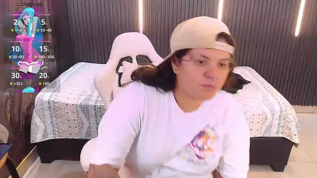 Snapshot of snowflake_xxx chatting on August 2, 3:32 pm snowflake xxx online show from August 2, 3:32 pm