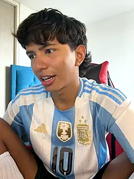 Leonarrrd 01 online show from December 2, 8:26 pm