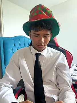 Leonarrrd 01 online show from December 5, 7:32 pm