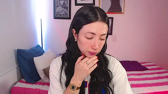 Snapshot of lilyy_evanss chatting on February 18, 8:03 pm lilyy evanss online show from February 18, 8:03 pm