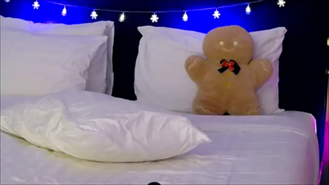 Snapshot of wow_Mia chatting on December 25, 4:44 am wow Mia online show from December 25, 4:44 am