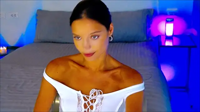 Snapshot of wow_Mia chatting on February 7, 5:20 am wow Mia online show from February 7, 5:20 am