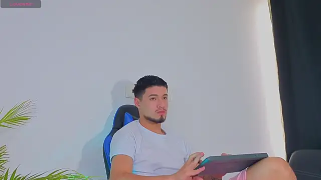 Snapshot of EdwardRoss_ chatting on October 26, 8:48 pm EdwardRoss online show from October 26, 8:48 pm