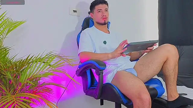 Snapshot of EdwardRoss_ chatting on October 28, 8:00 pm EdwardRoss online show from October 28, 8:00 pm