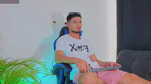 Snapshot of EdwardRoss_ chatting on November 2, 8:33 pm EdwardRoss online show from November 2, 8:33 pm