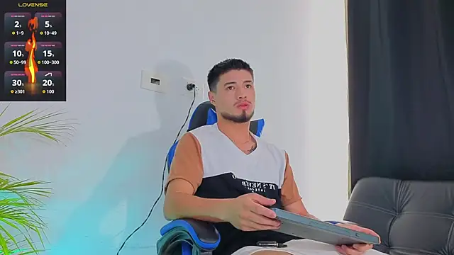 Snapshot of EdwardRoss_ chatting on November 6, 7:37 pm EdwardRoss online show from November 6, 7:37 pm