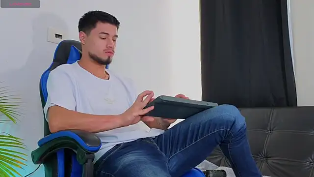 Snapshot of EdwardRoss_ chatting on November 11, 7:25 pm EdwardRoss online show from November 11, 7:25 pm