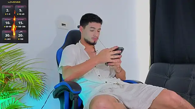 Snapshot of EdwardRoss_ chatting on November 15, 9:00 pm EdwardRoss online show from November 15, 9:00 pm