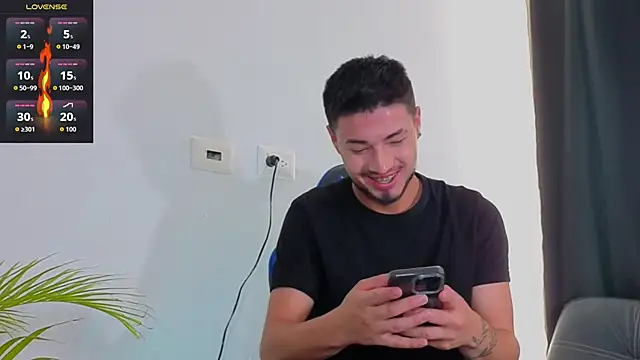 Snapshot of EdwardRoss_ chatting on November 25, 4:18 pm EdwardRoss online show from November 25, 4:18 pm