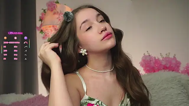 Snapshot of AmiLewis chatting on October 25, 1:02 am AmiLewis online show from October 25, 1:02 am