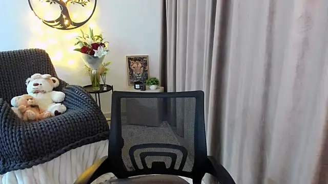 worldofkim online show from February 19, 8:49 pm