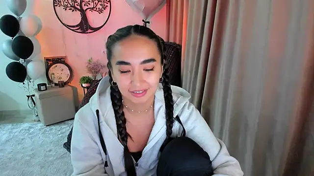 worldofkim online show from March 31, 1:11 pm