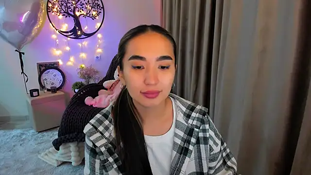 worldofkim online show from April 8, 3:56 pm