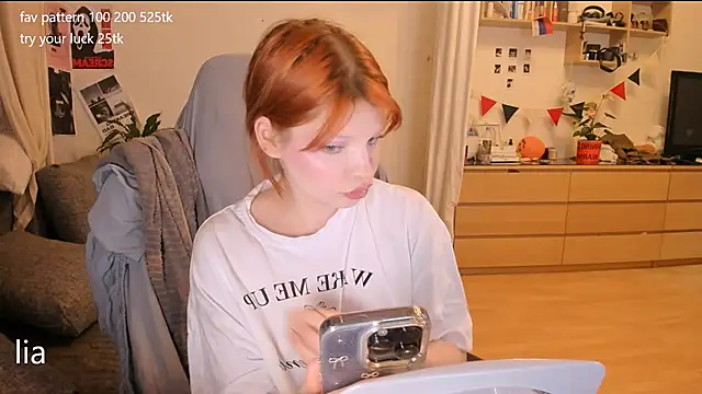 Snapshot of lil_lia chatting on November 6, 10:54 pm lil lia online show from November 6, 10:54 pm