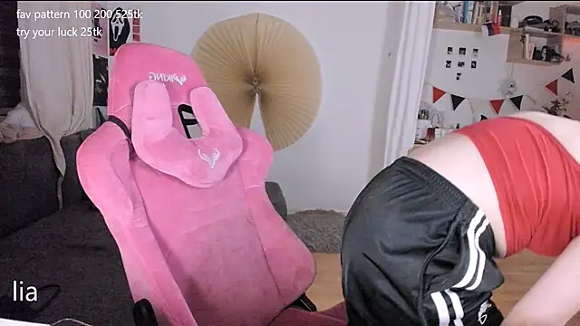 Snapshot of lil_lia chatting on November 24, 9:36 pm lil lia online show from November 24, 9:36 pm