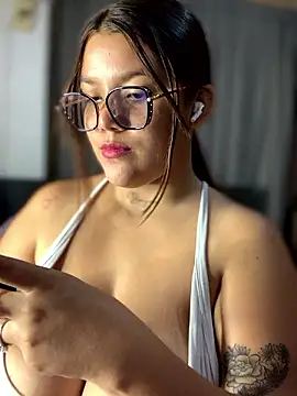 Snapshot of Michellesexxy chatting on December 3, 4:36 am Michellesexxy online show from December 3, 4:36 am