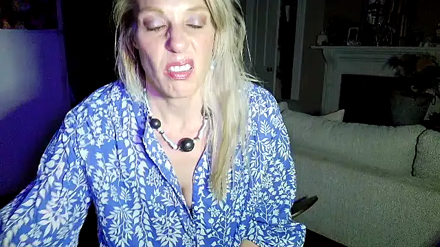 Snapshot of Glamazonx chatting on April 25, 2:14 am Glamazonx online show from April 25, 2:14 am