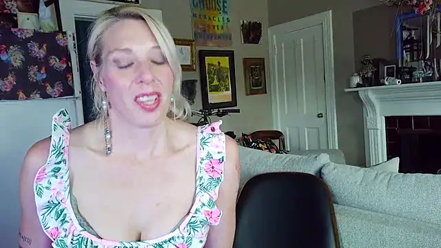 Snapshot of Glamazonx chatting on April 26, 11:02 pm Glamazonx online show from April 26, 11:02 pm