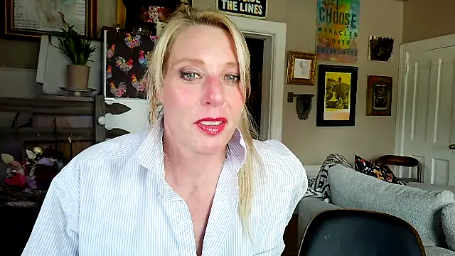 Snapshot of Glamazonx chatting on April 28, 7:08 pm Glamazonx online show from April 28, 7:08 pm