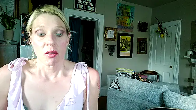 Snapshot of Glamazonx chatting on May 3, 12:55 pm Glamazonx online show from May 3, 12:55 pm