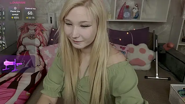 Snapshot of MeowkaKitty chatting on December 1, 2:05 am MeowkaKitty online show from December 1, 2:05 am