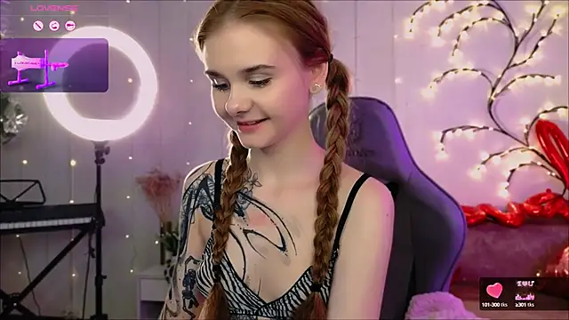 Snapshot of Britney_Lynch chatting on February 2, 9:02 pm Britney Lynch online show from February 2, 9:02 pm