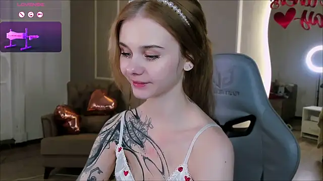 Snapshot of Britney_Lynch chatting on February 4, 8:38 pm Britney Lynch online show from February 4, 8:38 pm