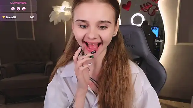 Snapshot of Britney_Lynch chatting on February 9, 12:17 am Britney Lynch online show from February 9, 12:17 am