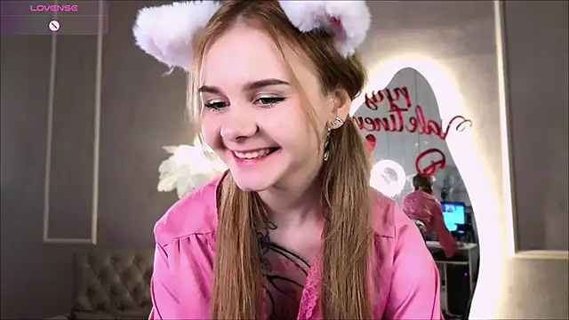 Snapshot of Britney_Lynch chatting on February 13, 8:45 pm Britney Lynch online show from February 13, 8:45 pm