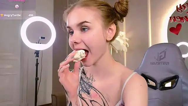 Snapshot of Britney_Lynch chatting on February 16, 3:37 am Britney Lynch online show from February 16, 3:37 am