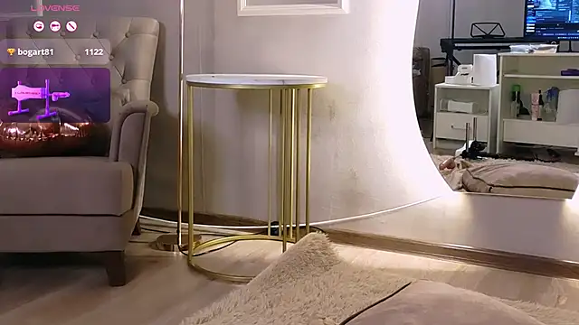 Snapshot of Britney_Lynch chatting on February 17, 12:10 am Britney Lynch online show from February 17, 12:10 am