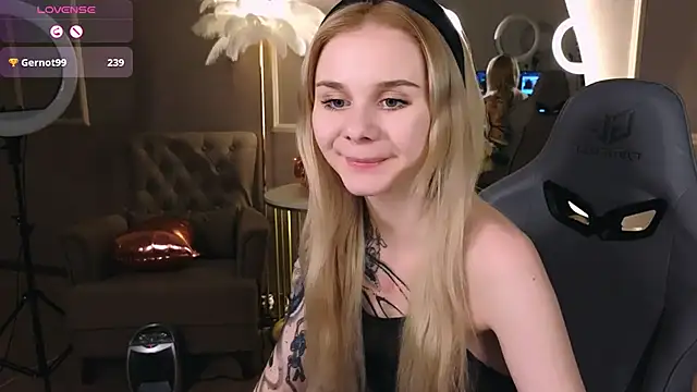 Snapshot of Britney_Lynch chatting on February 22, 1:00 am Britney Lynch online show from February 22, 1:00 am