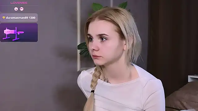 Snapshot of Britney_Lynch chatting on February 24, 3:23 am Britney Lynch online show from February 24, 3:23 am