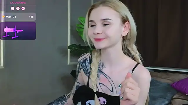 Snapshot of Britney_Lynch chatting on February 27, 12:21 am Britney Lynch online show from February 27, 12:21 am