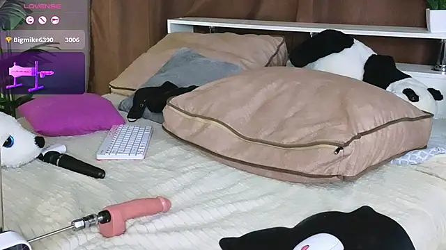 Snapshot of Britney_Lynch chatting on February 27, 3:25 am Britney Lynch online show from February 27, 3:25 am