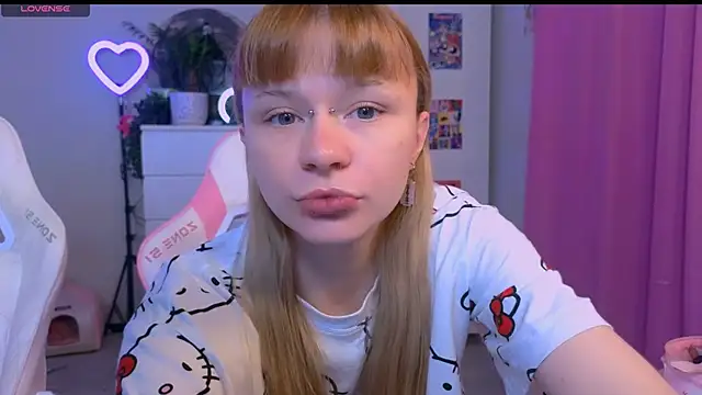 Snapshot of Britney_Lynch chatting on October 14, 10:54 pm Britney Lynch online show from October 14, 10:54 pm