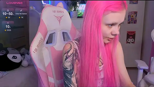 Snapshot of Britney_Lynch chatting on October 22, 5:30 am Britney Lynch online show from October 22, 5:30 am